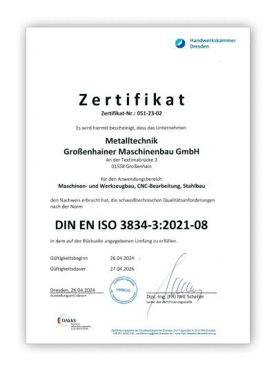Ein Zertifikat der Handwerkskammer Dresden an die Großenhainer Maschinenbau GmbH, das die Einhaltung der DIN EN ISO 3834-3:2021-08 für den Maschinen- und Werkzeugbau bestätigt, gültig bis 27.04.2026.