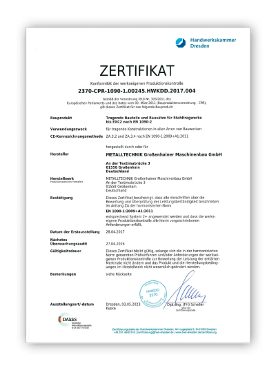 Blauer ISO 9001:2015 Text mit einer stilisierten Weltkugel im Hintergrund, die die Qualitätsmanagementnorm ISO 9001:2015 darstellt, auf weißem Hintergrund.