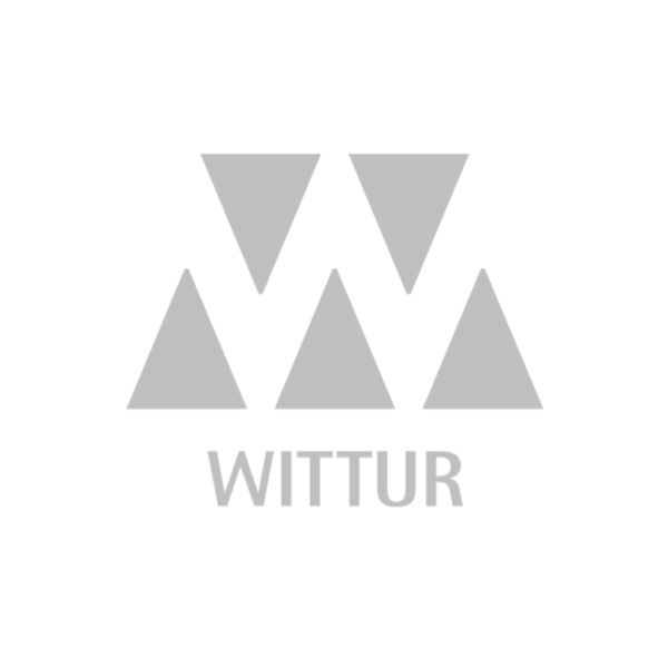 Graues geometrisches Logo mit sechs Dreiecken, die ein stilisiertes W über dem Wort WITTUR in Großbuchstaben bilden, alles auf hellgrauem Hintergrund.