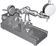 Nahaufnahme eines Präzisionsmessgeräts, insbesondere einer Messuhr, die auf einem Sockel mit verstellbaren Komponenten zur Messung kleiner linearer Abstände oder zur Überprüfung der Ausrichtung von Teilen montiert ist.