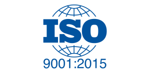 Blauer ISO 9001:2015 Text mit einer stilisierten Weltkugel im Hintergrund, die die Qualitätsmanagementnorm ISO 9001:2015 darstellt, auf weißem Hintergrund.