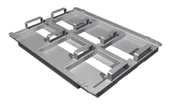 Ein metallischer, rechteckiger Rahmen mit mehreren erhabenen Abschnitten und Ausschnitten, schräg betrachtet auf einem weißen Hintergrund. Die Struktur scheint ein industrielles oder mechanisches Bauteil zu sein.